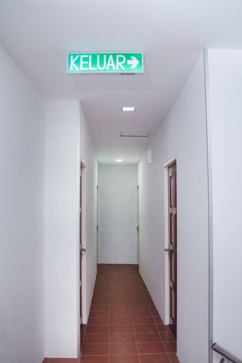 Oyo 836 Mandurah Room & Cafe Кучинг Экстерьер фото
