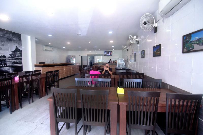 Oyo 836 Mandurah Room & Cafe Кучинг Экстерьер фото