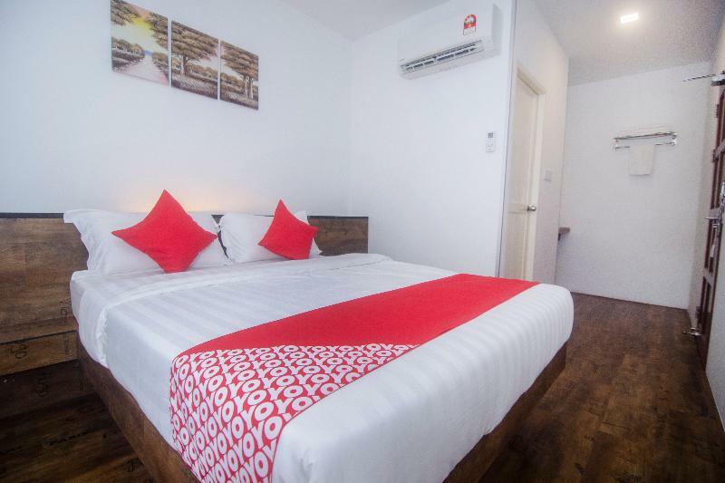 Oyo 836 Mandurah Room & Cafe Кучинг Экстерьер фото