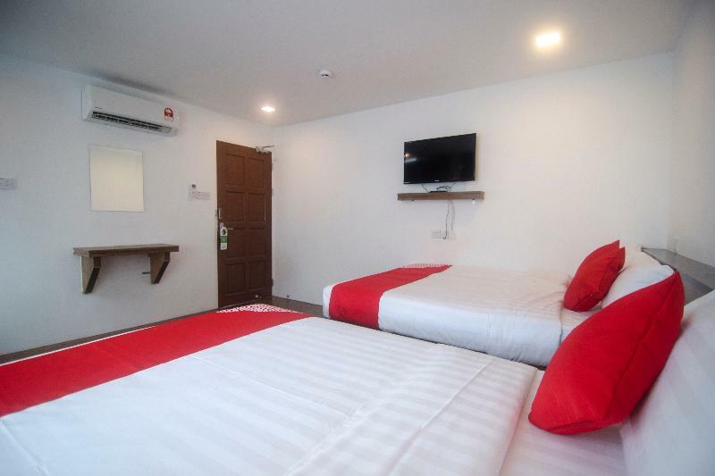 Oyo 836 Mandurah Room & Cafe Кучинг Экстерьер фото