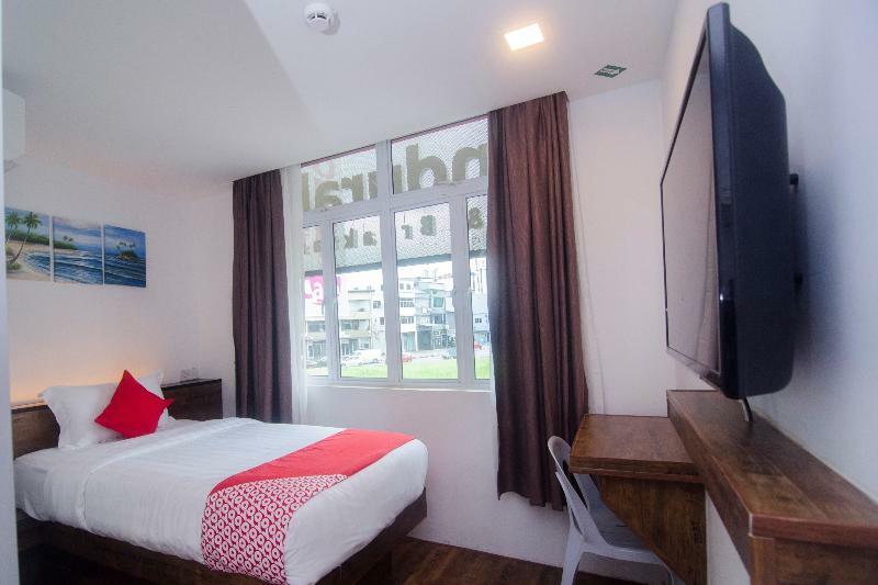 Oyo 836 Mandurah Room & Cafe Кучинг Экстерьер фото