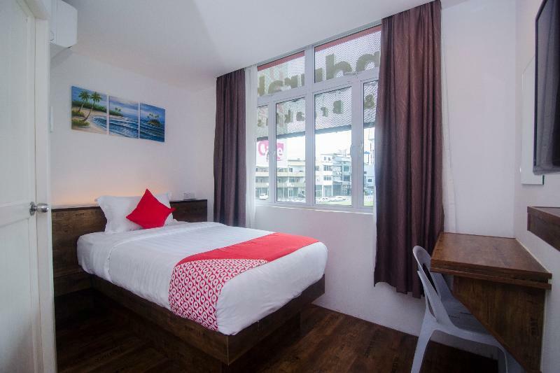 Oyo 836 Mandurah Room & Cafe Кучинг Экстерьер фото