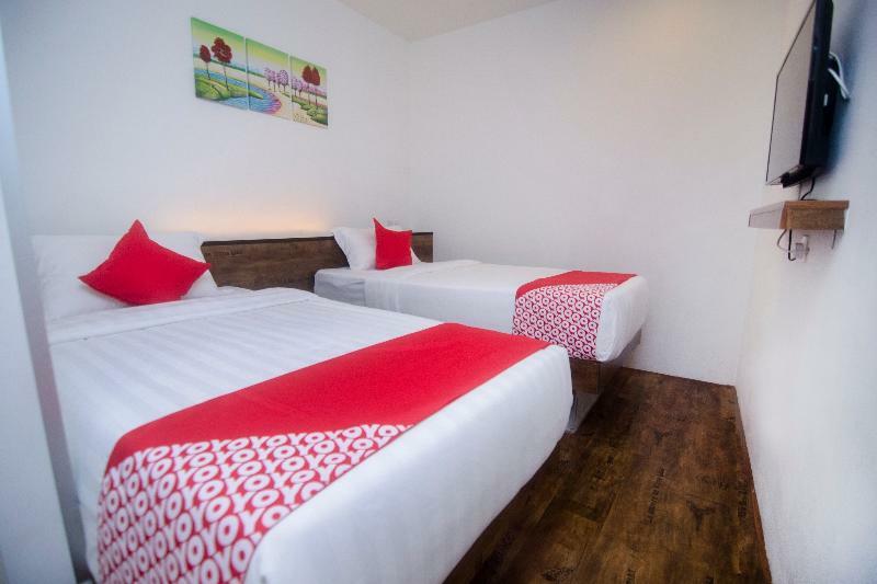 Oyo 836 Mandurah Room & Cafe Кучинг Экстерьер фото