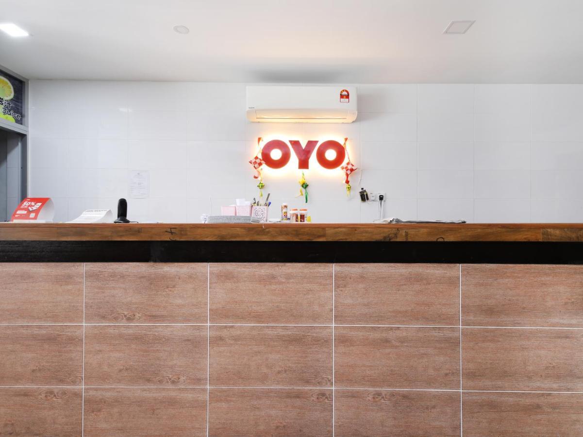 Oyo 836 Mandurah Room & Cafe Кучинг Экстерьер фото