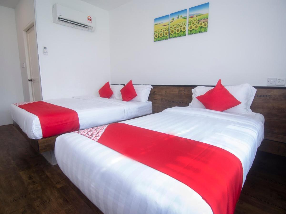 Oyo 836 Mandurah Room & Cafe Кучинг Экстерьер фото