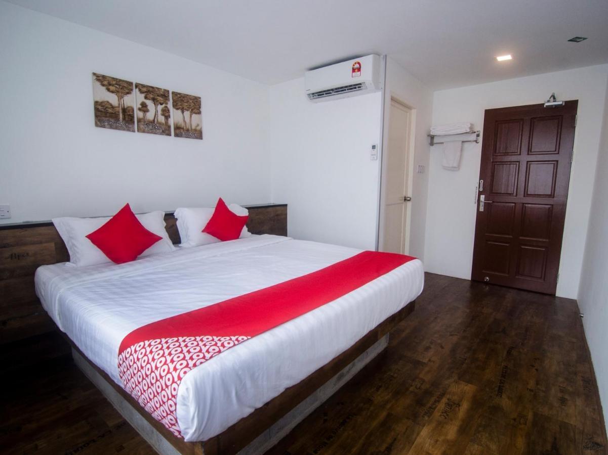 Oyo 836 Mandurah Room & Cafe Кучинг Экстерьер фото