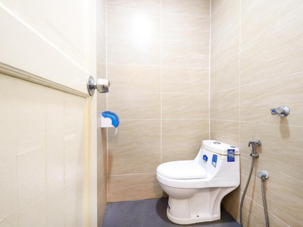 Oyo 836 Mandurah Room & Cafe Кучинг Экстерьер фото
