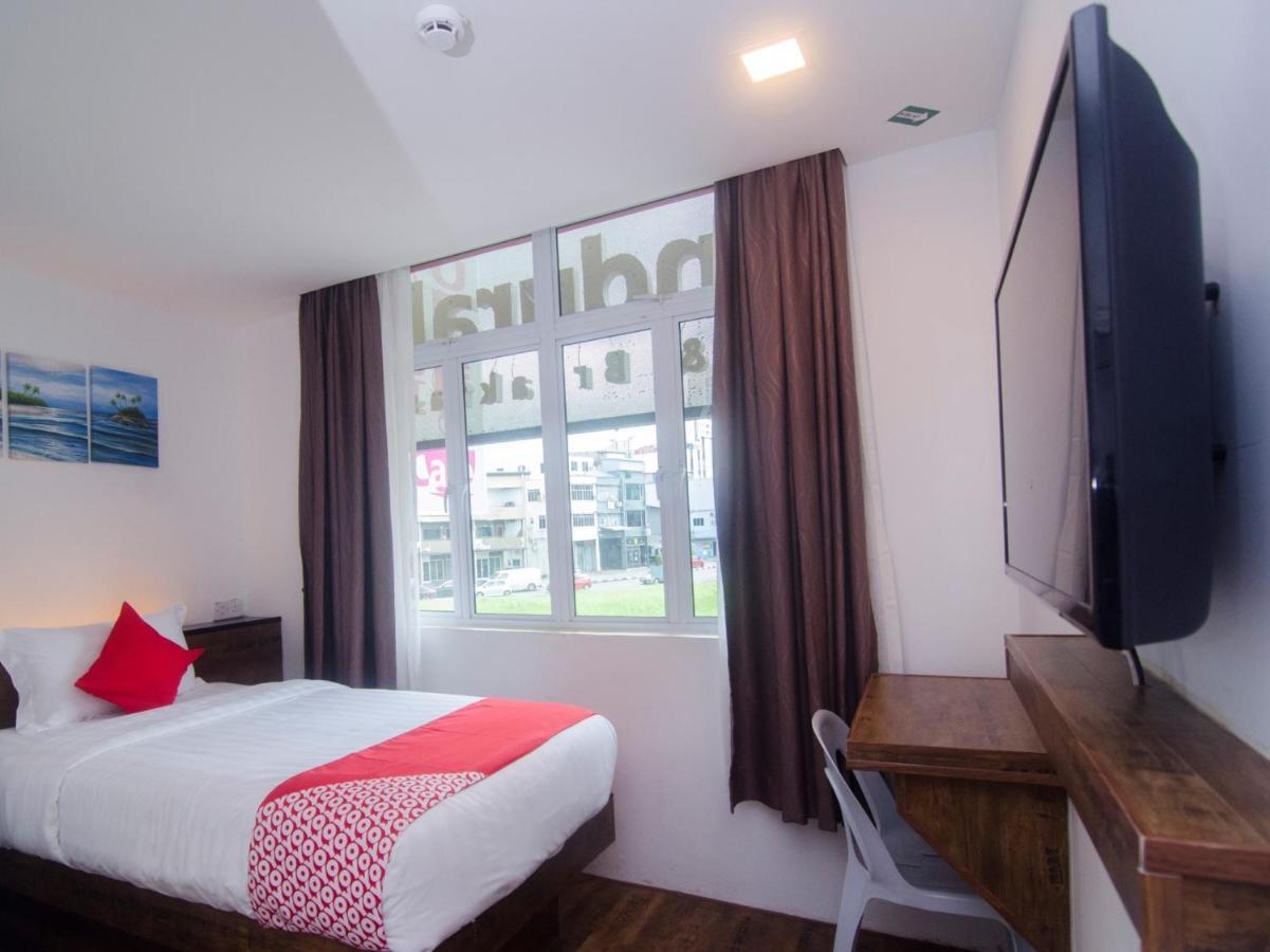 Oyo 836 Mandurah Room & Cafe Кучинг Экстерьер фото