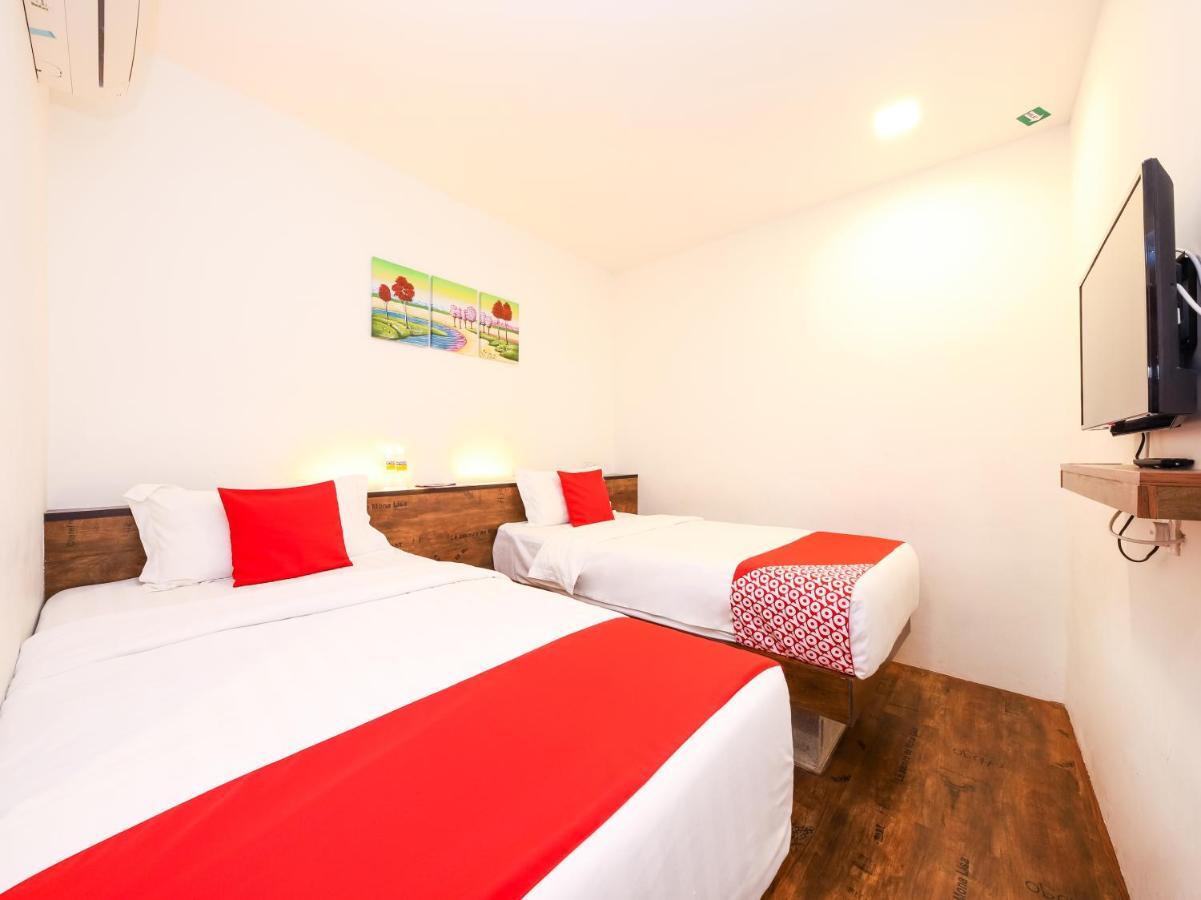 Oyo 836 Mandurah Room & Cafe Кучинг Экстерьер фото