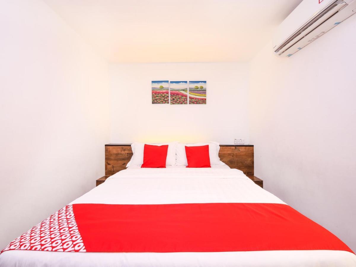 Oyo 836 Mandurah Room & Cafe Кучинг Экстерьер фото