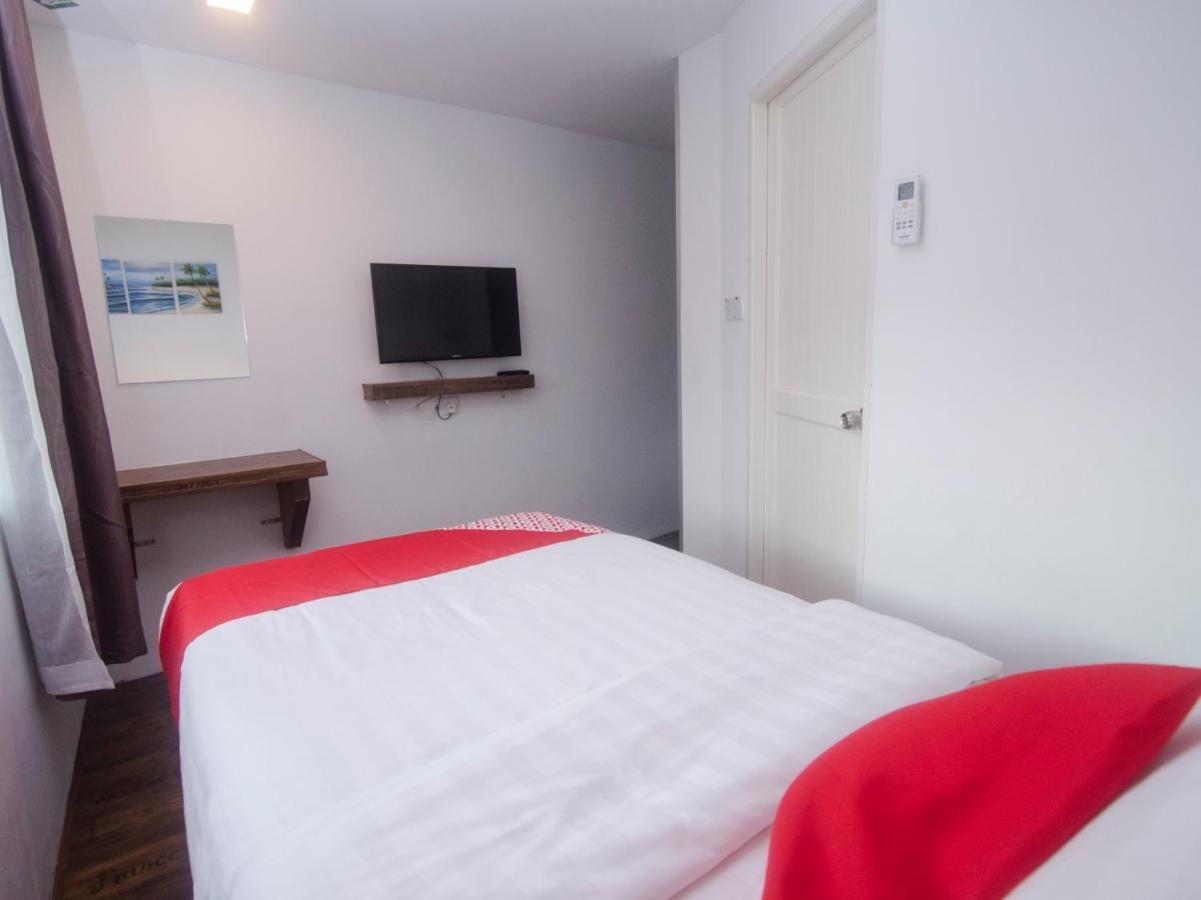 Oyo 836 Mandurah Room & Cafe Кучинг Экстерьер фото