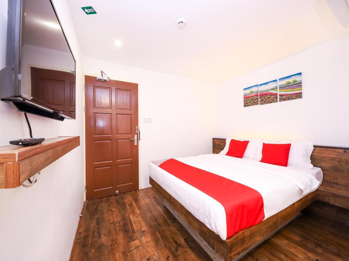 Oyo 836 Mandurah Room & Cafe Кучинг Экстерьер фото