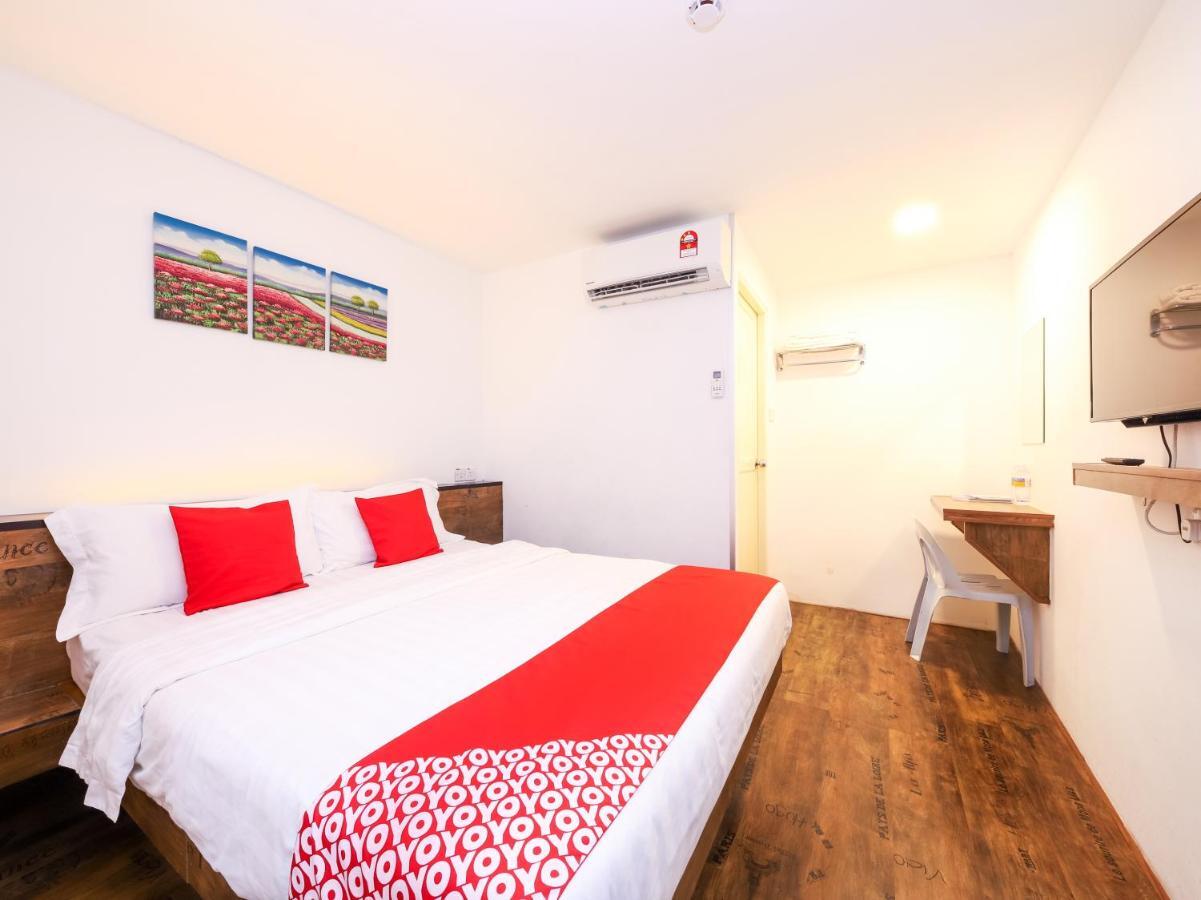 Oyo 836 Mandurah Room & Cafe Кучинг Экстерьер фото
