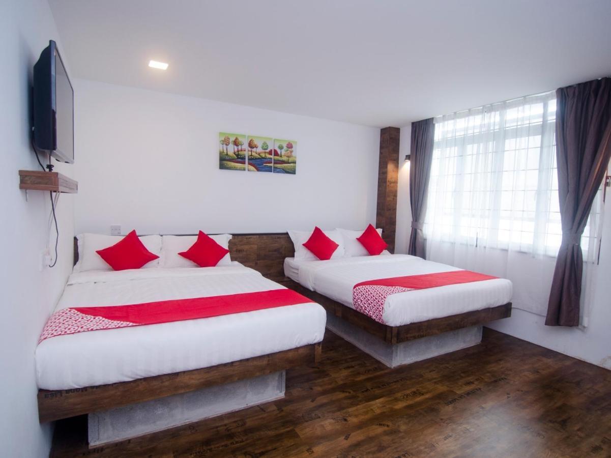 Oyo 836 Mandurah Room & Cafe Кучинг Экстерьер фото
